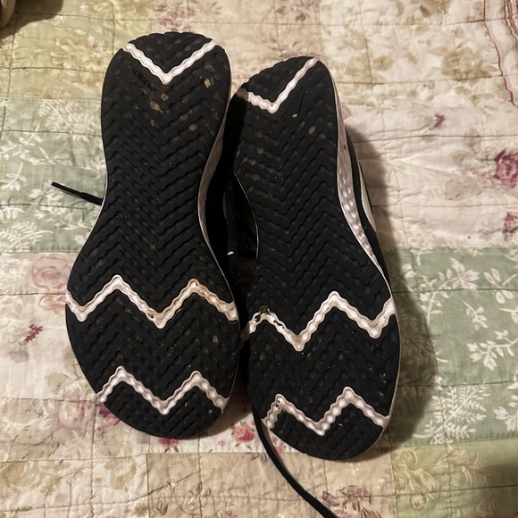 Nike Revolution Running Tennis Athletic Shoes Size 7.5 Black White Athleisure - Picture 4 of 5